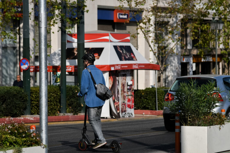 Ηλεκτρικά πατίνια: Οι κίνδυνοι που κρύβονται στη χρήση τους στις πόλεις