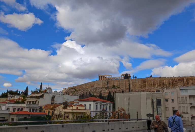 Ο καιρός με την Ν. Ζιακοπούλου: Νεφώσεις και αρκετή ηλιοφάνεια – Πού αναμένονται μπόρες