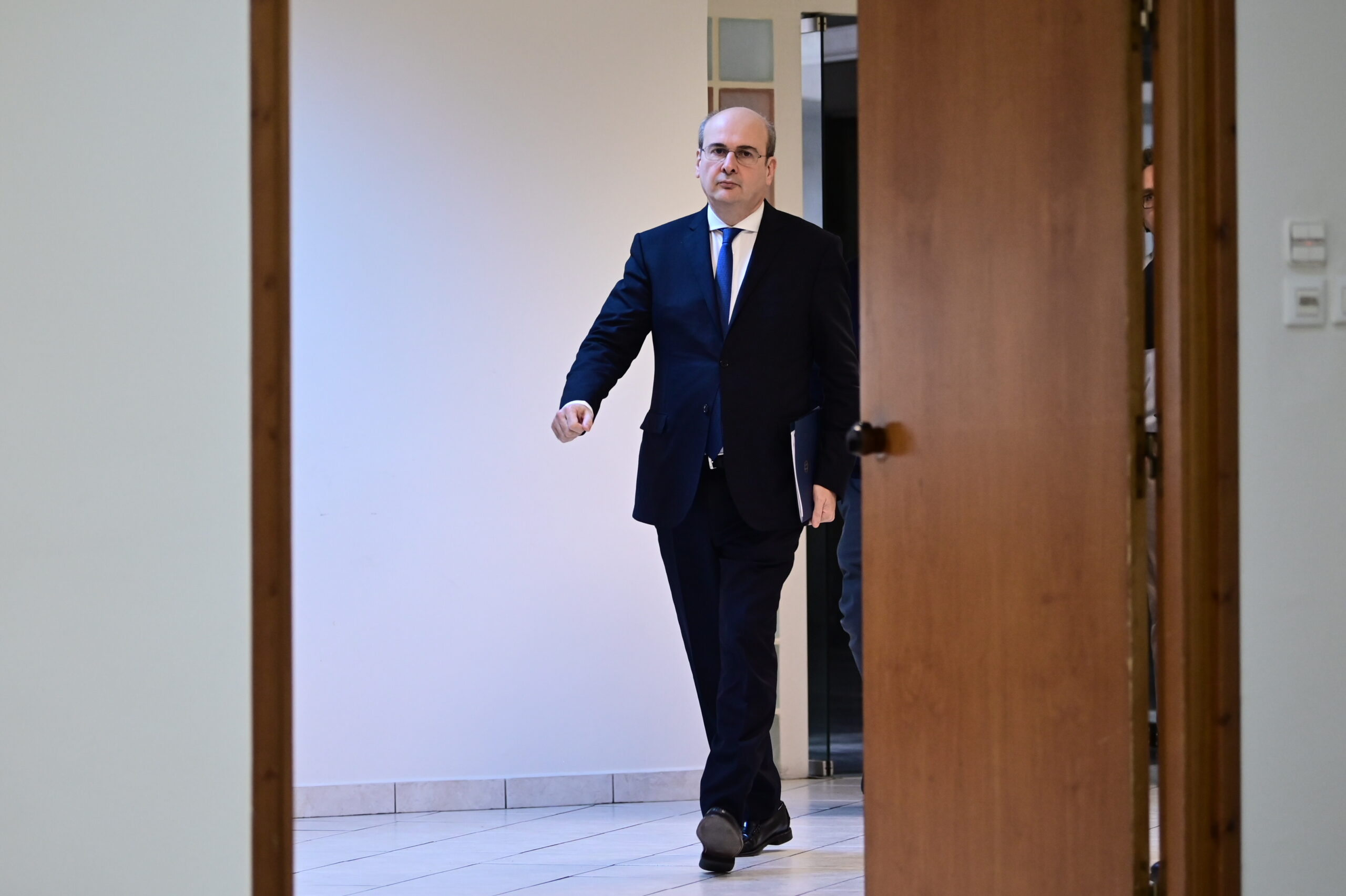 [360029] ΣΥΝΕΝΤΕΥΞΗ ΤΥΠΟΥ ΤΟΥ ΥΠΟΥΡΓΟΥ ΕΡΓΑΣΙΑΣ ΚΩΣΤΗ ΧΑΤΖΗΔΑΚΗ ΓΙΑ ΤΗΝ ΑΥΞΗΣΗ ΤΟΥ ΚΑΤΩΤΑΤΟΥ ΜΙΣΘΟΥ (ΜΙΧΑΛΗΣ ΚΑΡΑΓΙΑΝΝΗΣ/EUROKINISSI)