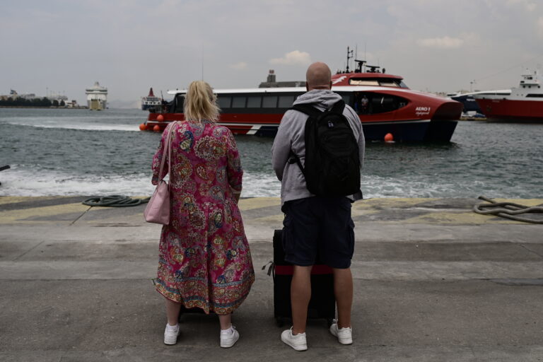 Τριήμερο Αγίου Πνεύματος: Όπου φύγει – φύγει οι Αθηναίοι – Γεμάτα σαλπάρουν τα πλοία από το λιμάνι του Πειραιά