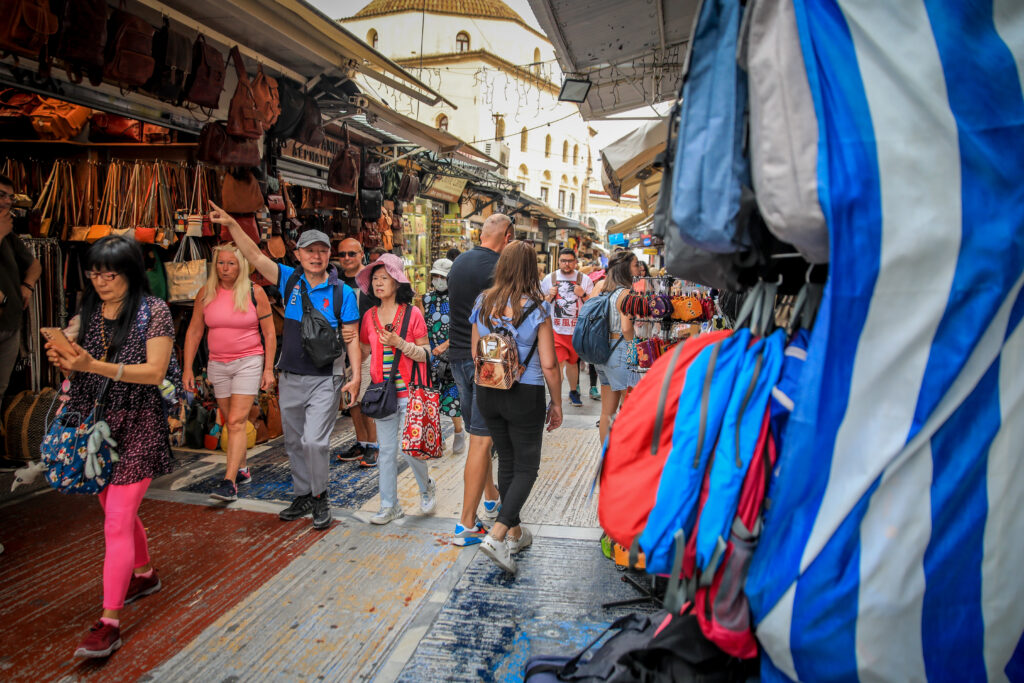 Τριήμερο Αγίου Πνεύματος: Τουρίστες, χρώματα και ζέστη – Σκηνικό που επιτέλους θυμίζει καλοκαίρι στο κέντρο της Αθήνας