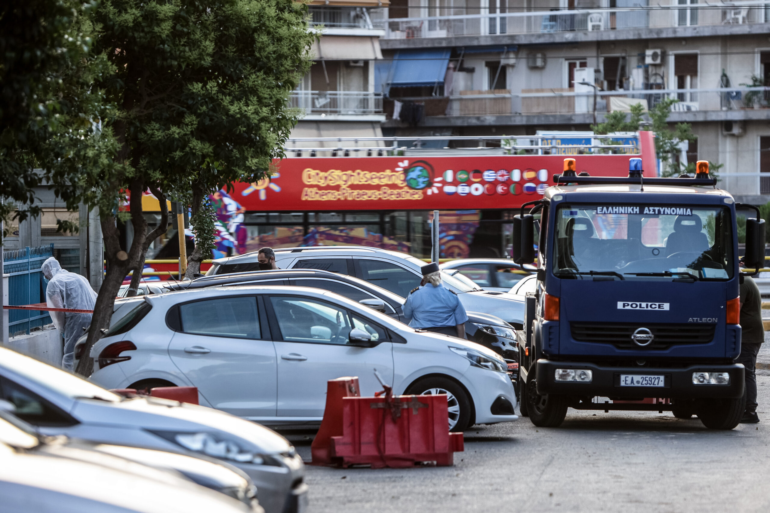 AYTOKINHTO ΜΕ ΒΑΡΥ ΟΠΛΙΣΜΟ ΕΝΤΟΠΙΣΤΗΚΕ ΣΤΟ ΝΕΟ ΚΟΣΜΟ. ΜΕΤΑΦΕΡΘΗΚΕ ΣΤΟ Α.Τ. ΑΚΡΟΠΟΛΕΩΣ (ΒΑΣΙΛΗΣ ΡΕΜΠΑΠΗΣ/EUROKINISSI)