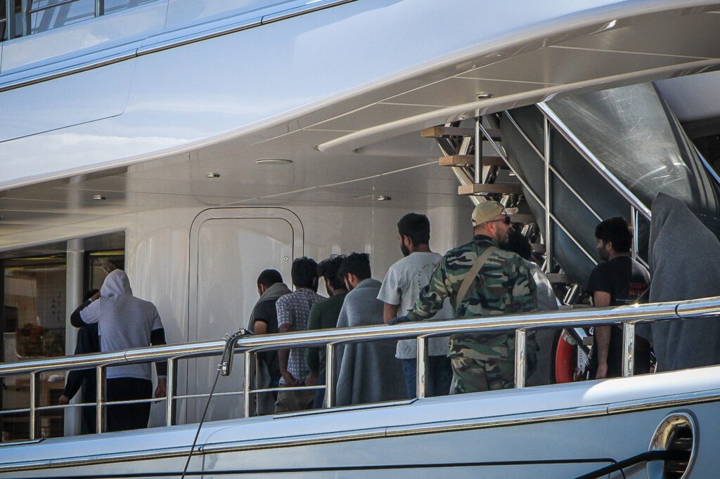 Τι λένε οι διασωθέντες του ναυαγίου σε διεθνή ύδατα ανοιχτά της Πύλου – «Παιδιά και γυναίκες ήταν στα αμπάρια»