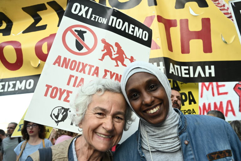 «Έκαναν τη Μεσόγειο υγρό νεκροταφείο, δε θα συνηθίσουμε ποτέ μας το σφαγείο» – Πλήθος κόσμου στο συλλαλητήριο στο Σύνταγμα