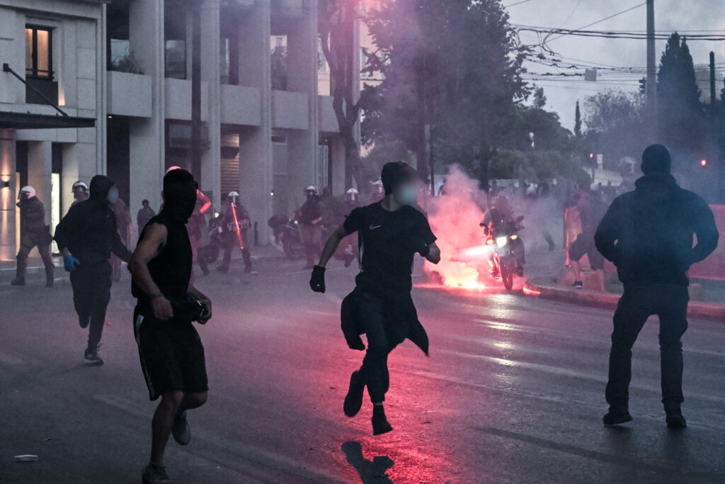 Πορεία διαμαρτυρίας για το πολύνεκρο ναυάγιο: Ποινική δίωξη σε 21 συλληφθέντες – Οι κατηγορίες