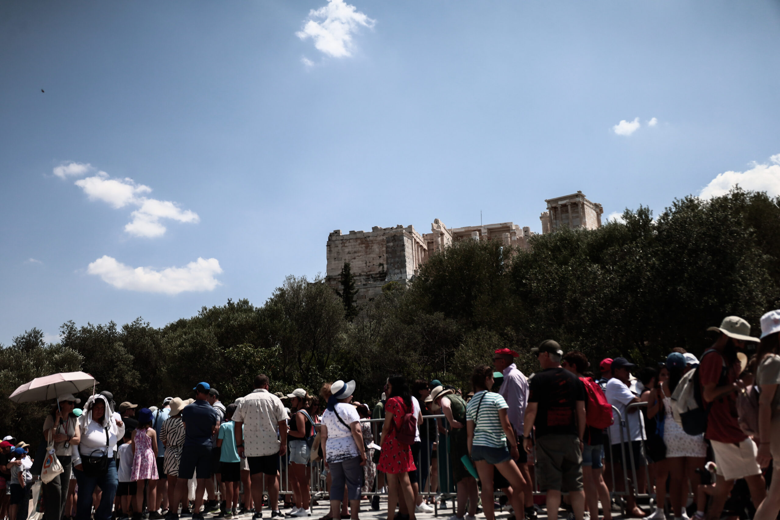 Ατέλειωτες ουρές τουριστών στην Ακρόπολη – Ποιό το σχέδιο του υπ. Πολιτισμού για ομαλοποίηση της κατάστασης