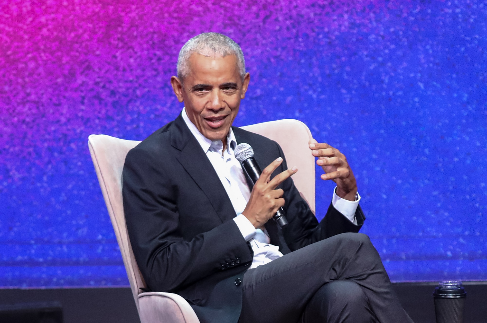 Ομιλία Μπ. Ομπάμα: Δημοκρατία, μετανάστευση και τεχνητή νοημοσύνη στο επίκεντρο