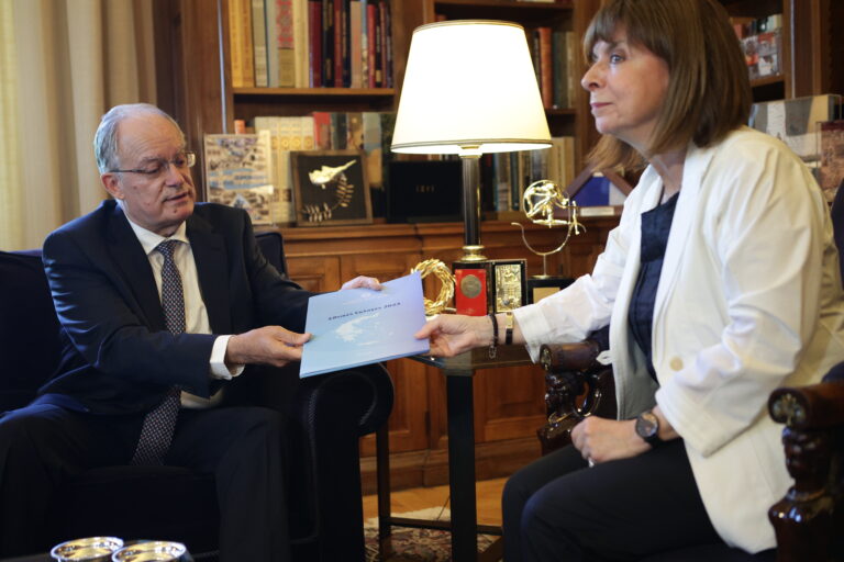 Παρέλαβε τα αποτελέσματα των εκλογών η Κ. Σακελλαροπούλου: «Η οκτακομματική Βουλή γεννάει πολλές προκλήσεις»