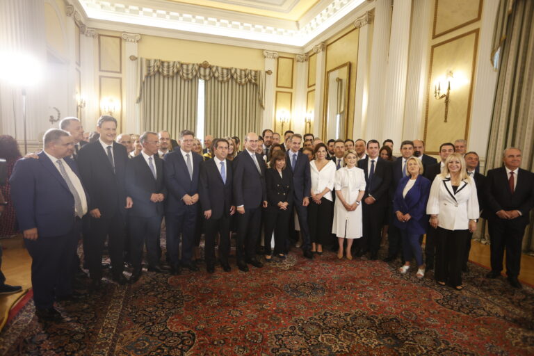 Ορκωμοσία κυβέρνησης: Η υπογραφή του πρωτοκόλλου από τους νέους υπουργούς (video)