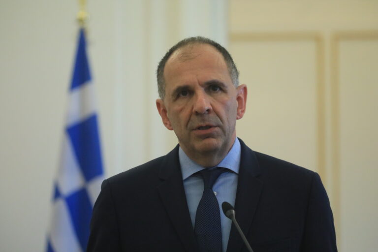 Γνωστός Ιταλός φαρσέρ δημιούργησε στον Γ.  Γεραπετρίτη προφίλ στο Twitter – «Πέθανε» τον Λουκά Παπαδήμο