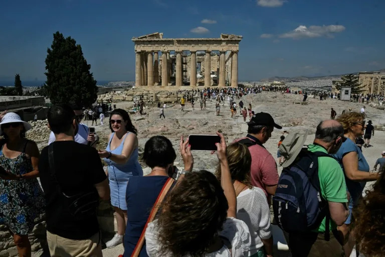 Οι «ασφυκτικές» ουρές για είσοδο στην Ακρόπολη αποτελούν πρόκληση για τους επισκέπτες