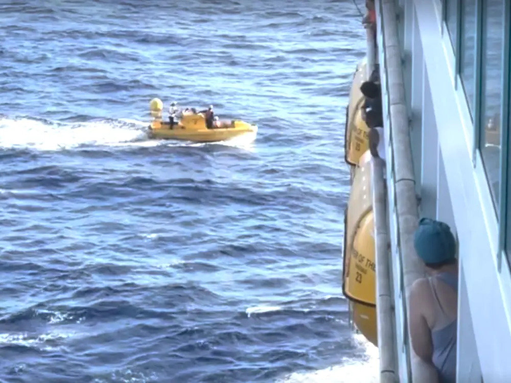 Είναι «ένα θαύμα» ότι μια επιβάτης του κρουαζιερόπλοιου σώθηκε αφού έπεσε στη θάλασσα από το 10ο κατάστρωμα