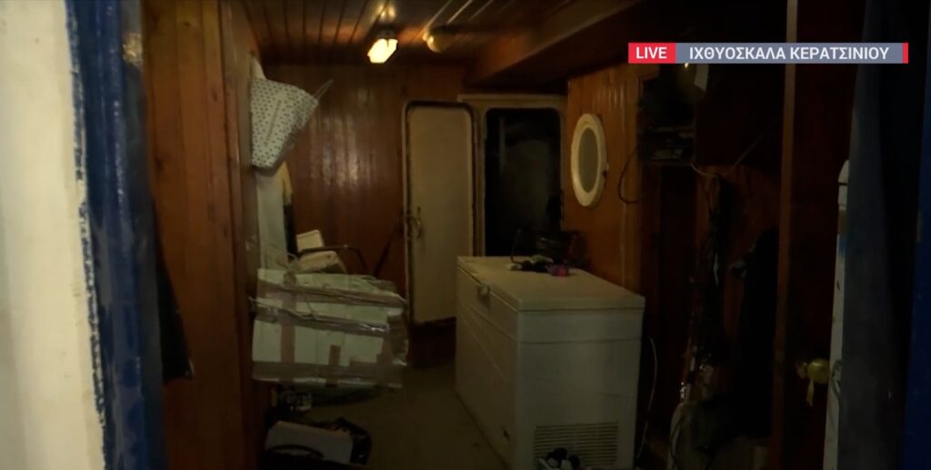 Πώς μοιάζει εσωτερικά ένα αλιευτικό σαν αυτό που στοιβάχτηκαν οι 700 μετανάστες της Πύλου – Η κάμερα της ΕΡΤ μέσα στο σκάφος