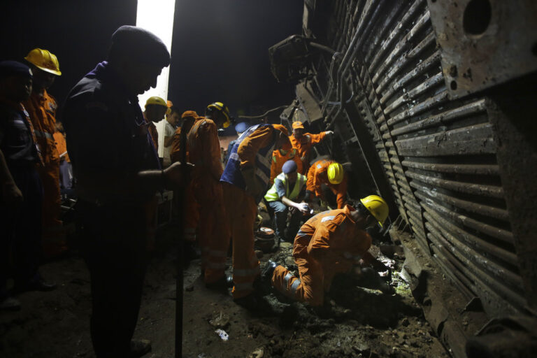 Ινδία: Τουλάχιστον 50 νεκροί και 300 τραυματίες σε σύγκρουση τρένων