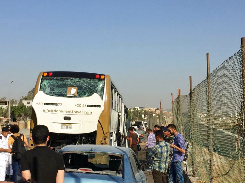 Τουλάχιστον 15 νεκροί από σύγκρουση λεωφορείου με φορτηγό κοντά στο Κάιρο