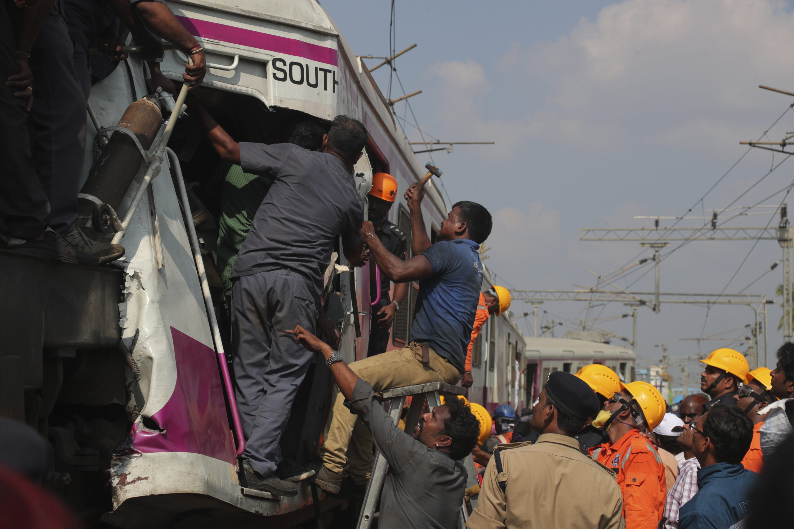 Σύγκρουση τρένων στην Ινδία: Τουλάχιστον 120 νεκροί και 850 τραυματίες