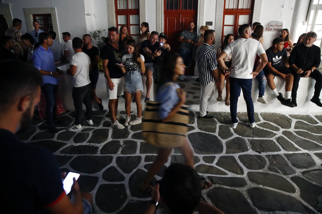 «Μαύρο» χρήμα σε πριβέ πάρτι στη Μύκονο: Μετατρέπουν ιδιωτικούς χώρους σε μπαρ με εισιτήριο έως 1.000 ευρώ