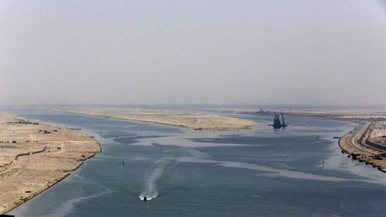 Αμμοθύελλα σαρώνει τη Διώρυγα του Σουέζ στην Αίγυπτο – Δείτε βίντεο