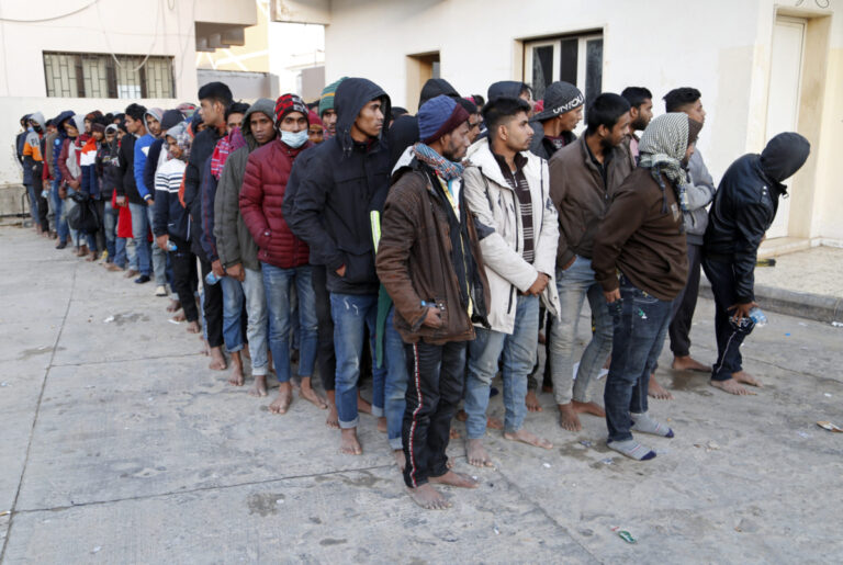 Οι αρχές της Ανατολικής Λιβύης απέλασαν χιλιάδες Αιγύπτιους μετανάστες