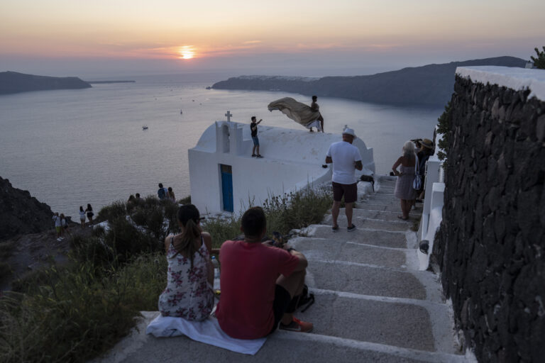 Τις Κυκλάδες επιλέγουν οι Σουηδοί – Ίος, Νάξος, Μύκονος στις πρώτες θέσεις