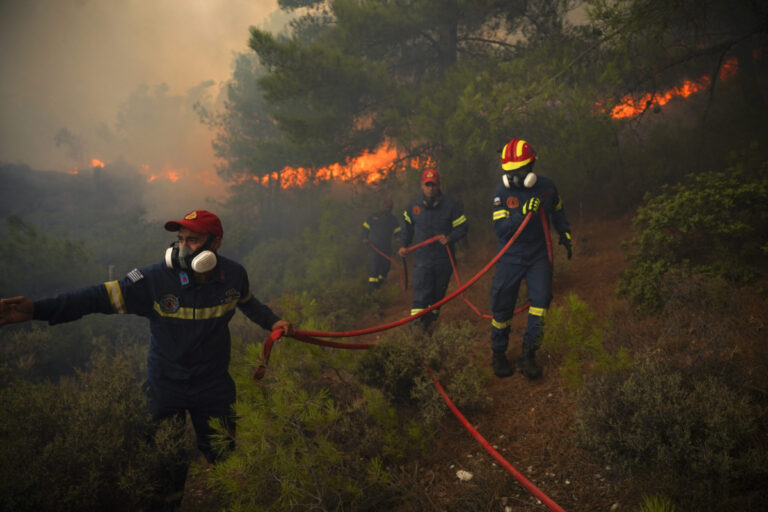 Υπό μερικό έλεγχο η πυρκαγιά σε δάσος στους Αγίους Θεόδωρους Κορινθίας