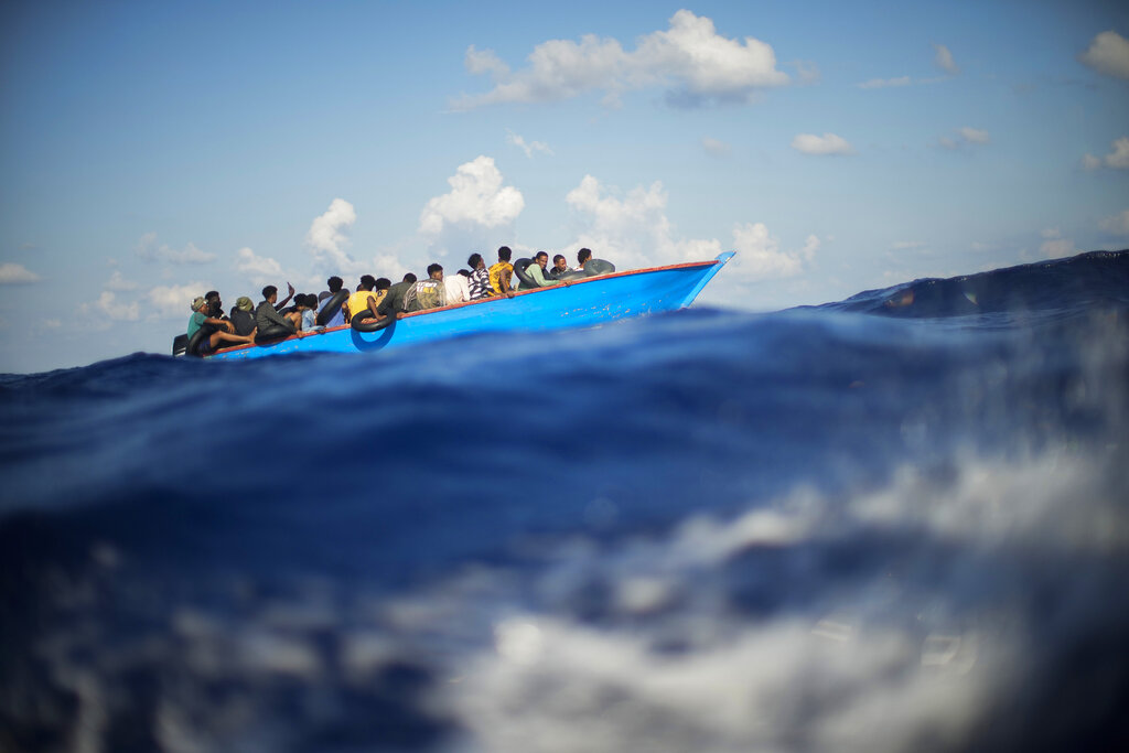 Ακυβέρνητο πλοίο από τη Λιβύη με μετανάστες στην κεντρική Μεσόγειο