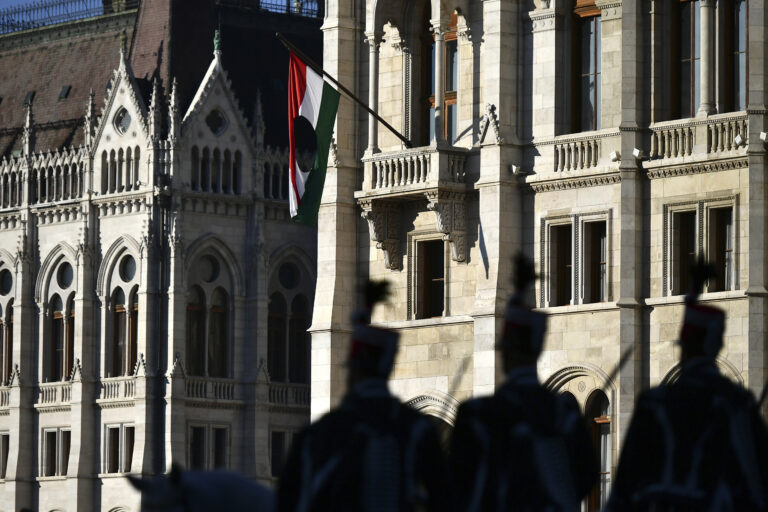 Ουγγαρία: Το κοινοβούλιο ενέκρινε τον νόμο για τους «προσωρινά εργαζόμενους» – Ρυθμίζει την απασχόληση πολιτών εκτός ΕΕ στην χώρα
