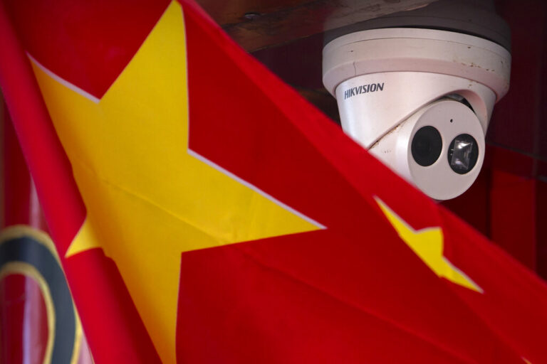 Η βρετανική κυβέρνηση ξηλώνει τον κινεζικό εξοπλισμό επιτήρησης – παρακολούθησης