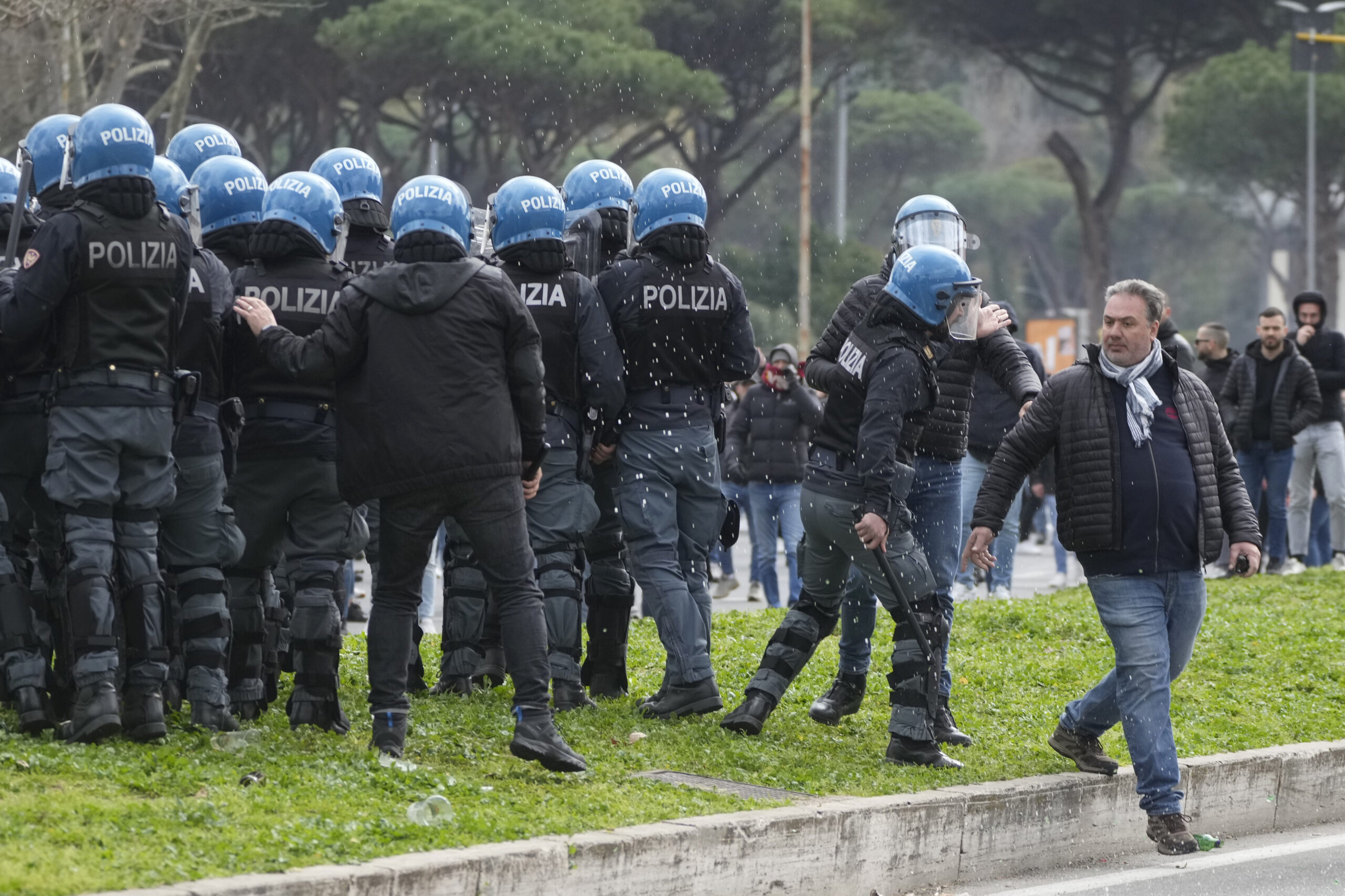 Ιταλία: Σύλληψη πέντε αστυνομικών για ξυλοδαρμό και βασανιστήρια σε βάρος πολιτών