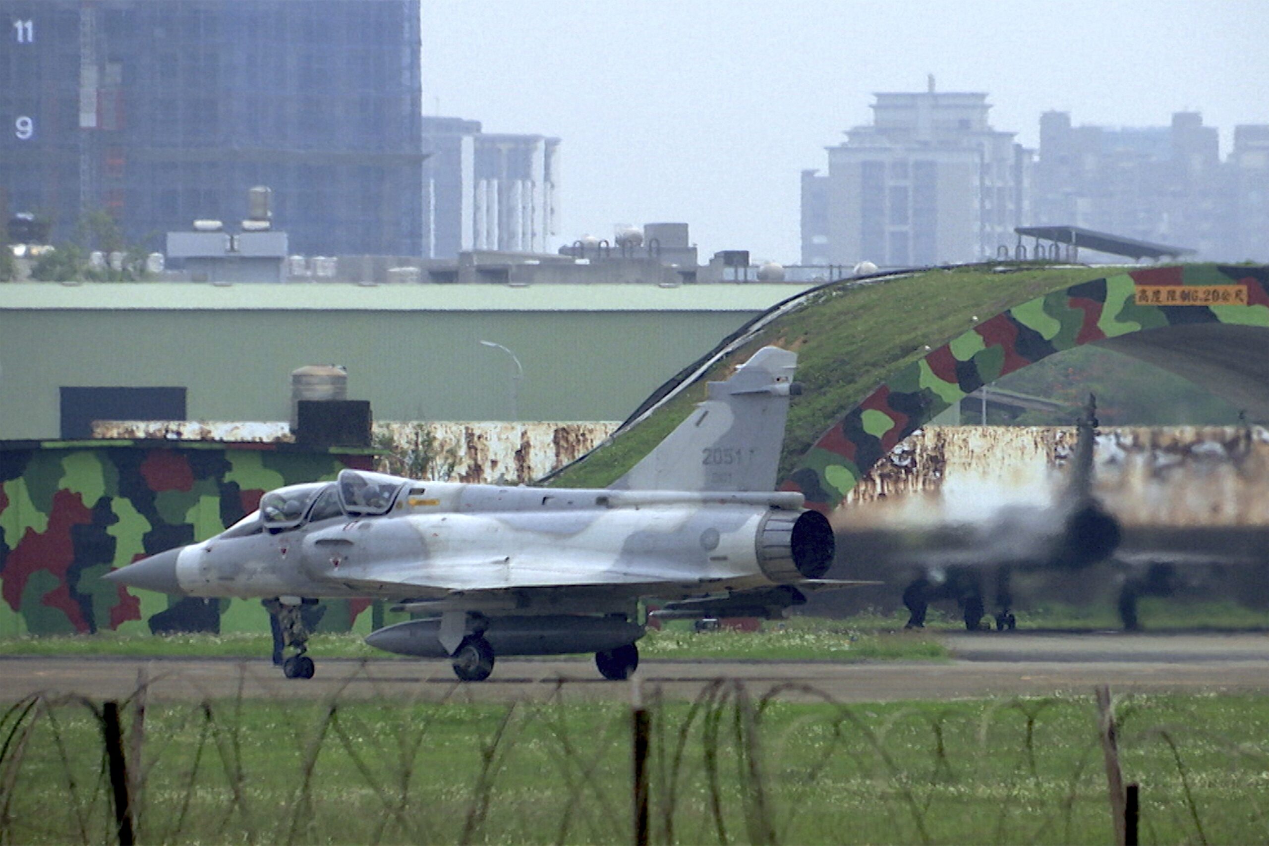 Η Ταϊπέι στέλνει μαχητικά καθώς κινεζικά πολεμικά αεροσκάφη διασχίζουν τη διάμεση γραμμή στο Στενό της Ταϊβάν