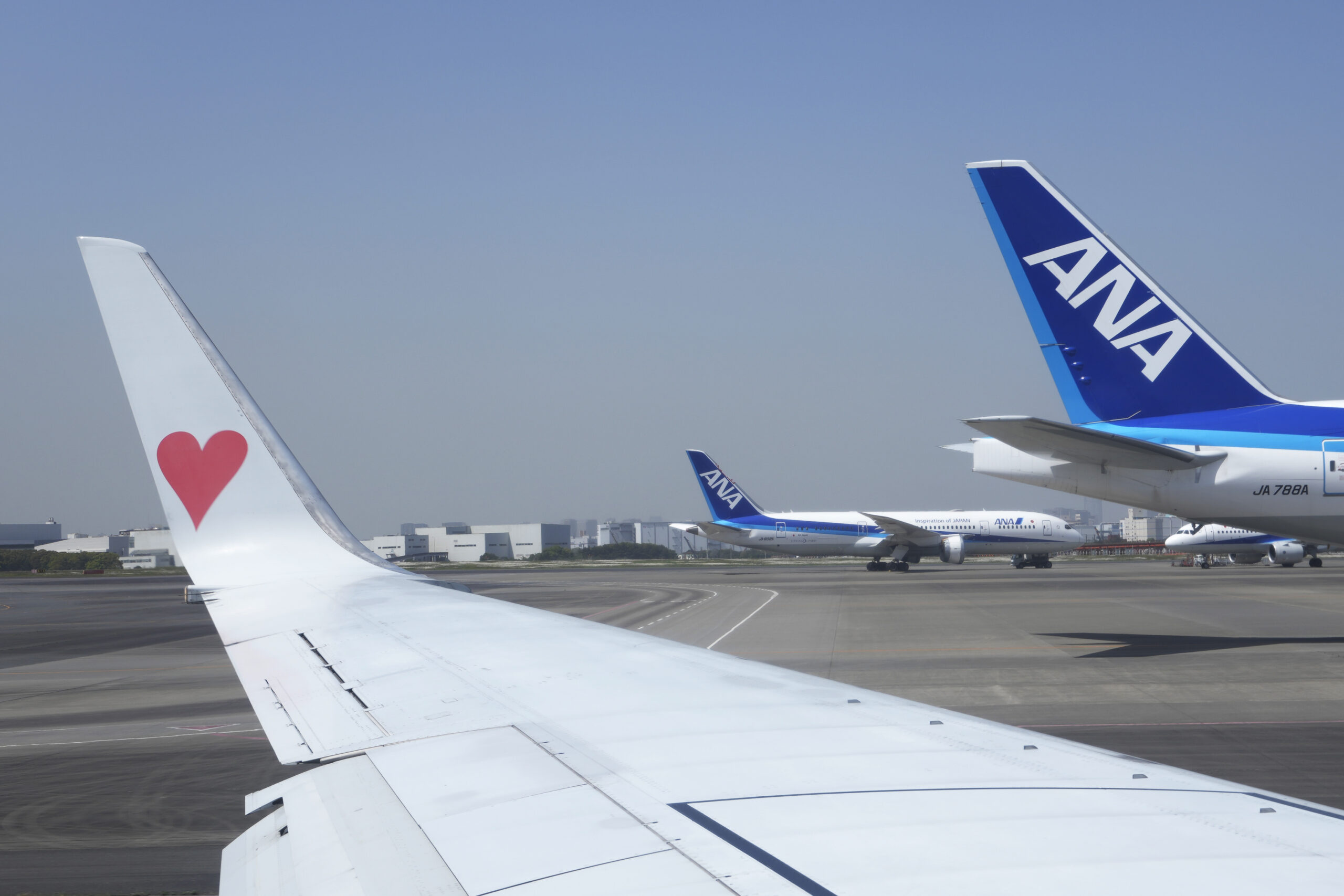 Ιαπωνία: Τα φτερά δυο επιβατικών αεροπλάνων ακούμπησαν καθώς τροχοδρομούσαν στο αεροδρόμιο του Τόκιο (φωτογραφία)