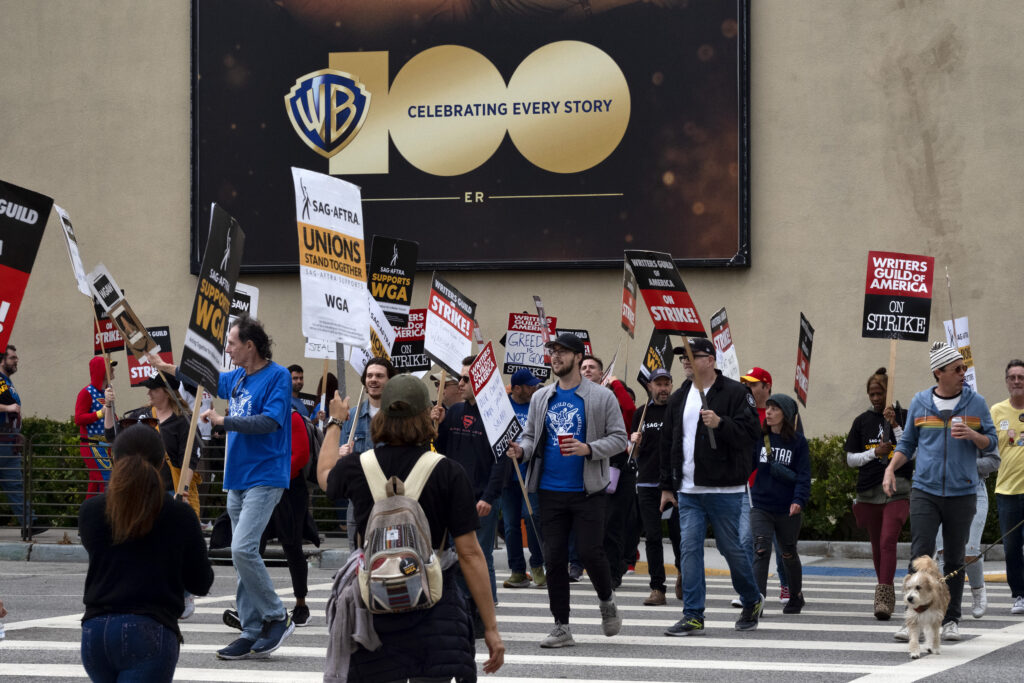 Τι σημαίνει η μαζική απεργία των σεναριογράφων στο Χόλιγουντ – Ποιες ταινίες και σειρές παγώνουν