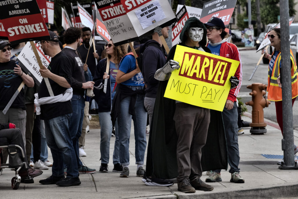 Τι σημαίνει η μαζική απεργία των σεναριογράφων στο Χόλιγουντ – Ποιες ταινίες και σειρές παγώνουν