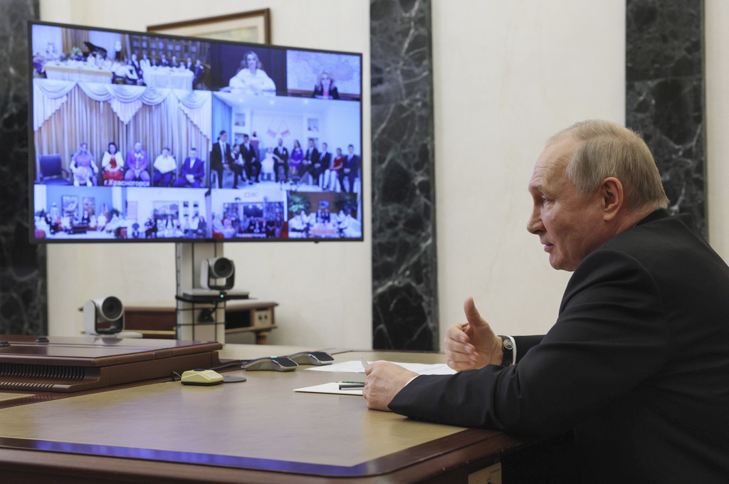 Daily Express: Η Δύση έβλεπε με χαρά το χάος στη Ρωσία, όμως μετά ήρθε ο Πούτιν