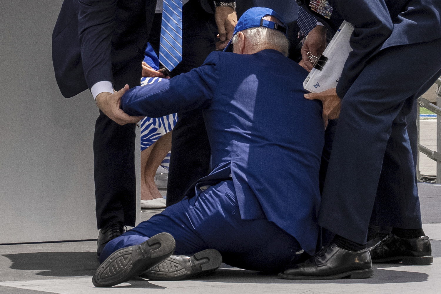 Ατύχημα για τον Τζο Μπάιντεν – Σκόνταψε κι έπεσε κατά τη διάρκεια εκδήλωσης