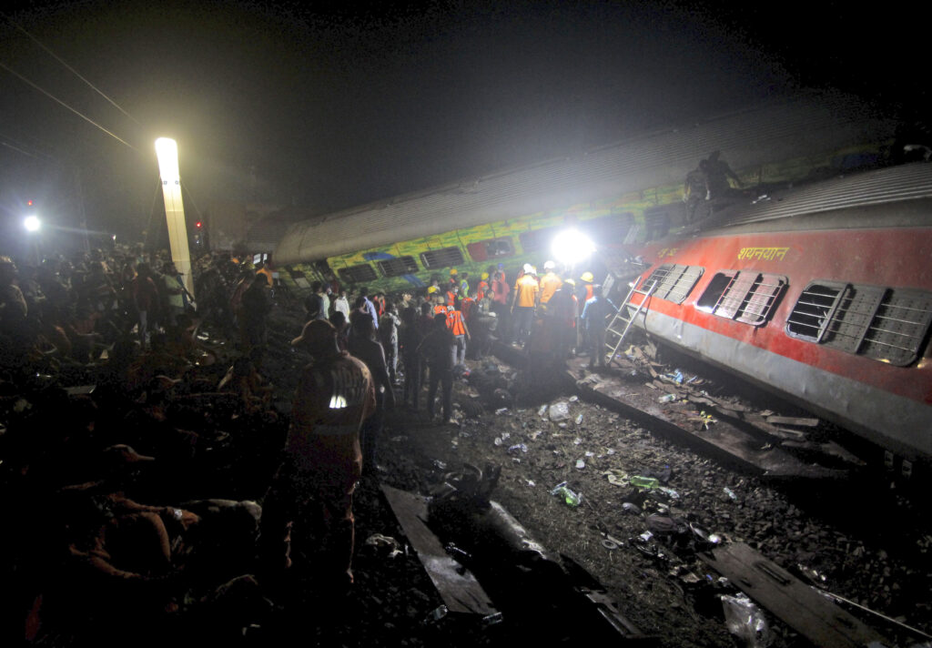 Σύγκρουση τριών τρένων στην Ινδία: Εκτιμήσεις για ανθρώπινο λάθος – Στους 288 οι νεκροί, «Δεν περιμενουμε να βρούμε ζωντανούς»