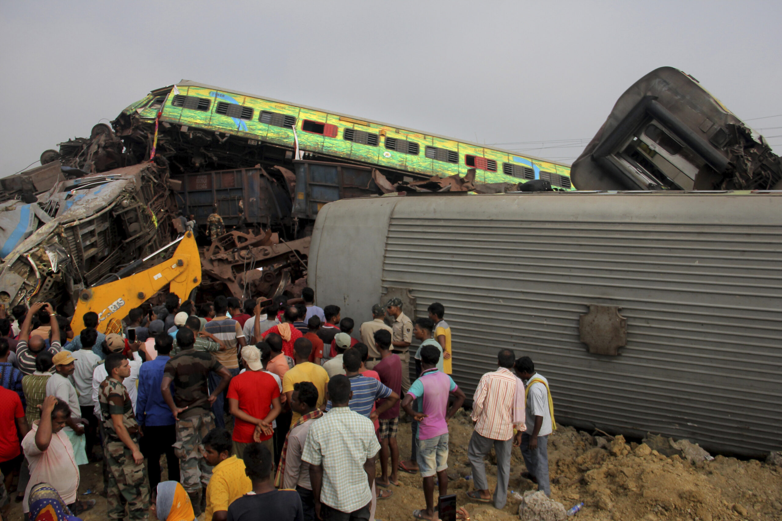Σύγκρουση τρένων στην Ινδία: Απελπισμένες οι προσπάθειες των διασωστών – «Δεν έχουμε ελπίδα πως θα βρούμε ζωντανό αγνοούμενο»