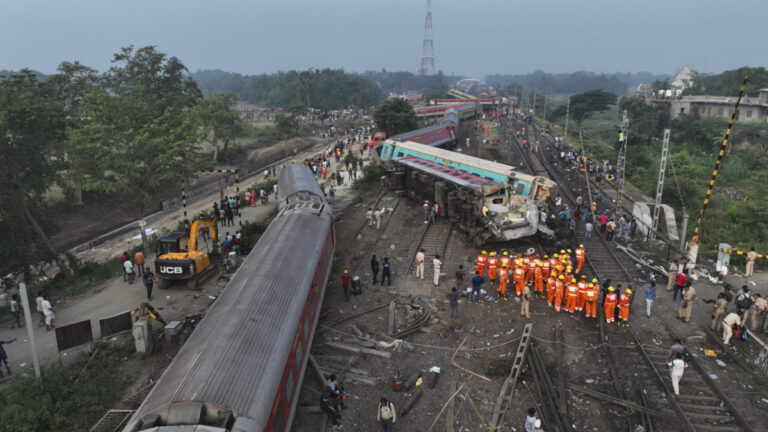 Ινδία: Σε βλάβη του συστήματος σηματοδότησης αποδίδεται η σιδηροδρομική τραγωδία