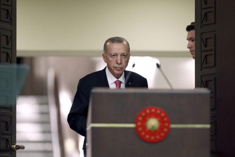 Τουρκία: Ο Ερντογάν εξετάζει το ενδεχόμενο να διορίσει επικεφαλής της κεντρικής τράπεζας την Χαφιζέ Γκαγιέ Ερκάν