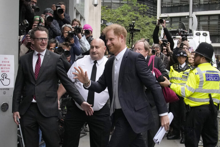 Πρίγκιπας Χάρι: «Πιθανότητες να κερδίσει» τη δίκη κατά των ταμπλόιντ με έστω και ένα τεκμήριο