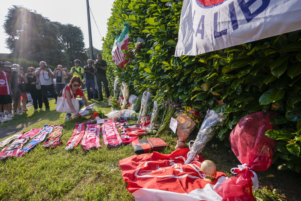 “A Dio Silvio”: Την Τετάρτη στο Μιλάνο η κηδεία του Μπερλουσκόνι – Λουλούδια και πανό από θαυμαστές στη βίλα του