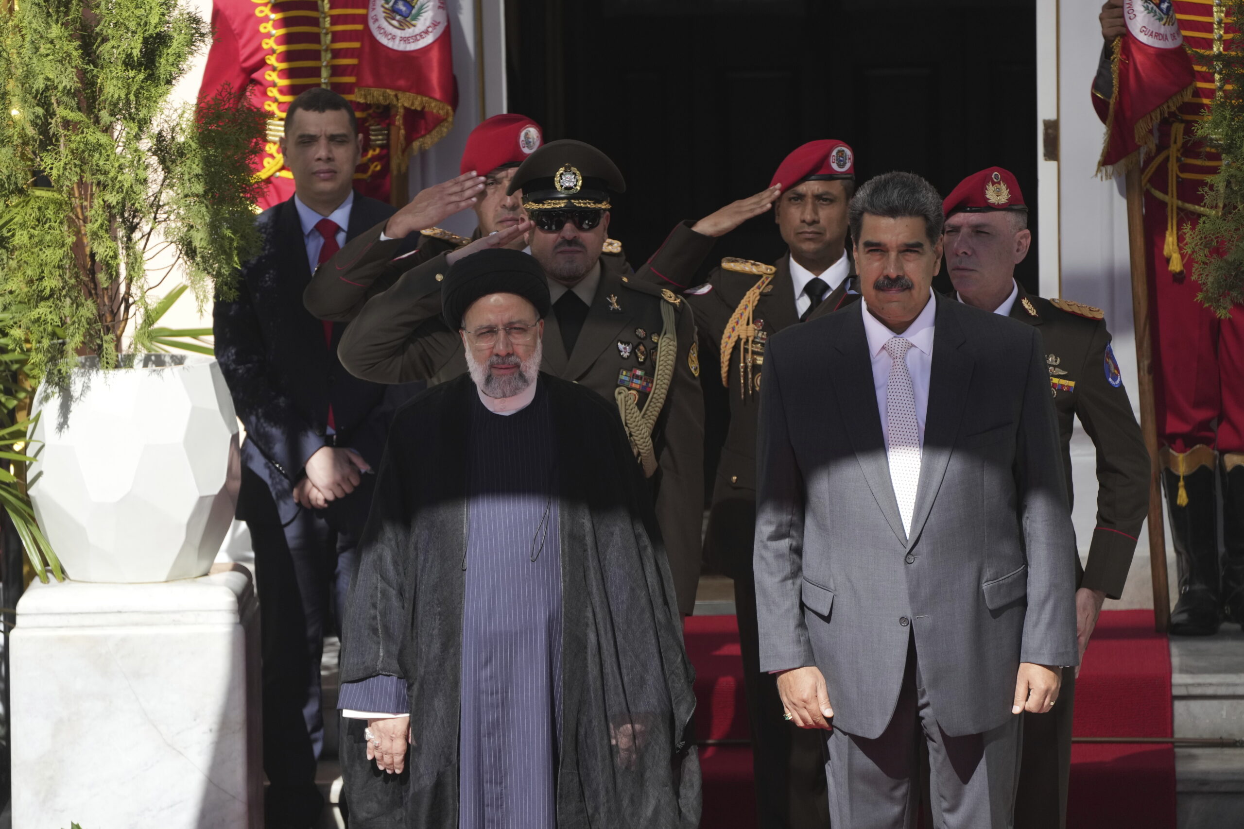 Βενεζουέλα: Ο πρόεδρος του Ιράν έφθασε στο Καράκας – Ο πρώτος σταθμός της περιοδείας του Ραϊσί στη Λατινική Αμερική