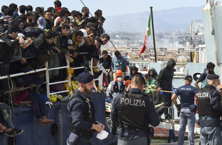 Η Ιταλική Ακτοφυλακή διέσωσε 96 άτομα εν μέσω επικίνδυνων καιρικών συνθηκών