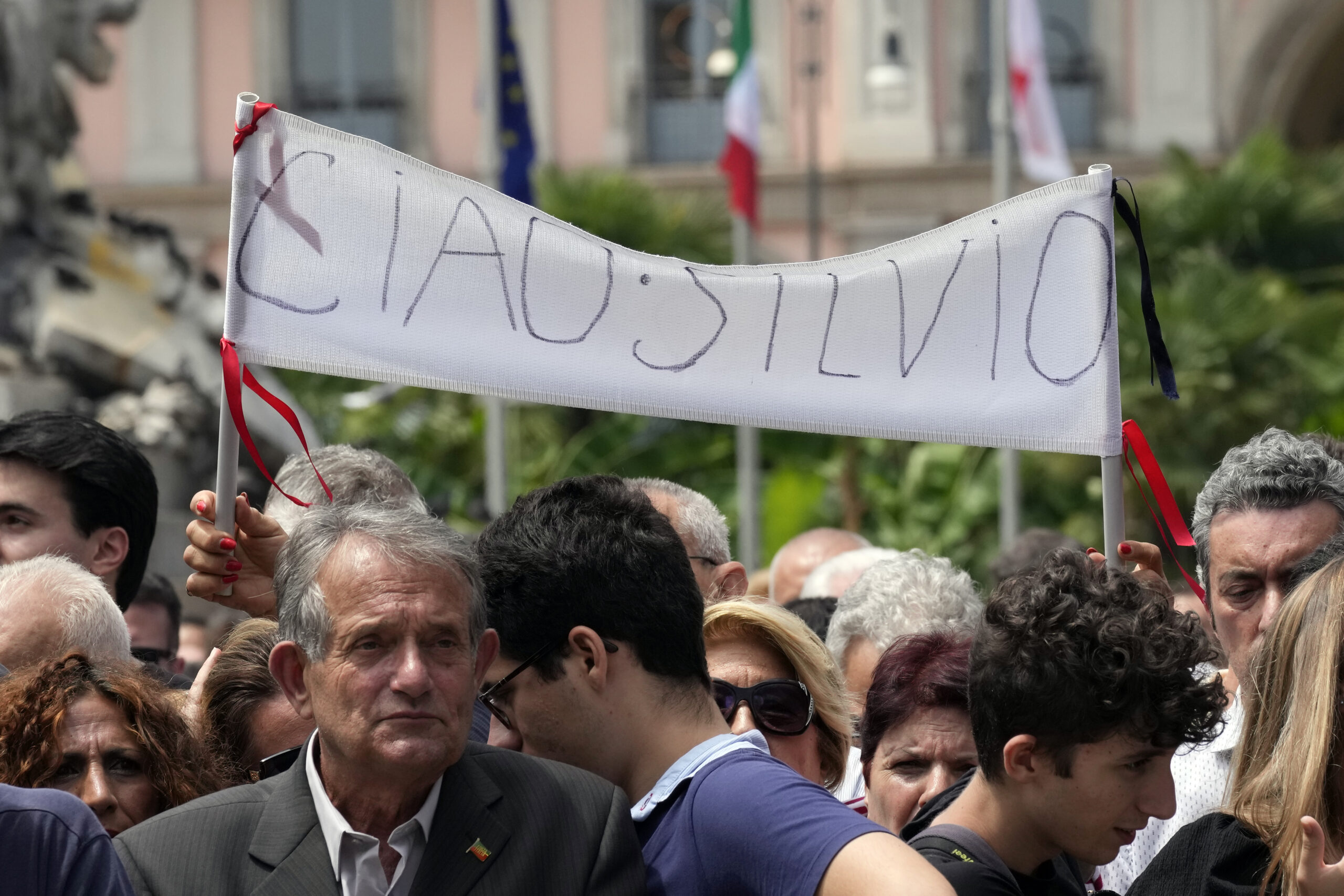 «Ciao Silvio»: Συρρέει ο κόσμος στην πλατεία του Ντουόμο για την κηδεία του Μπερλουσκόνι – Η σορός θα αποτεφρωθεί