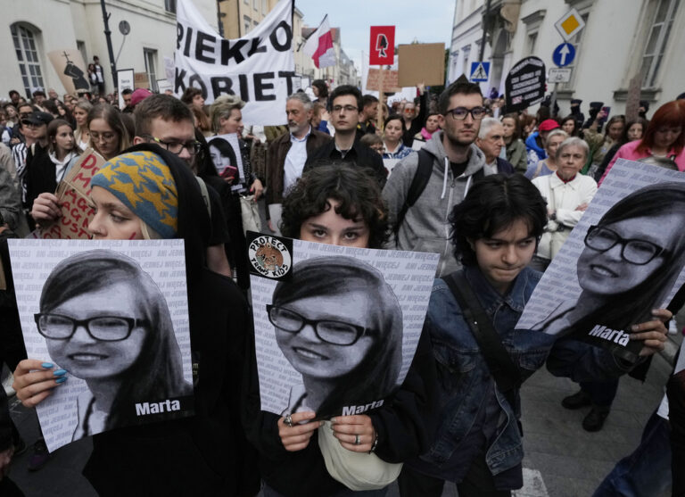 Πολωνία: Χιλιάδες διαδήλωσαν ενάντια στον νόμο κατά των αμβλώσεων με αφορμή ακόμη έναν θάνατο εγκύου