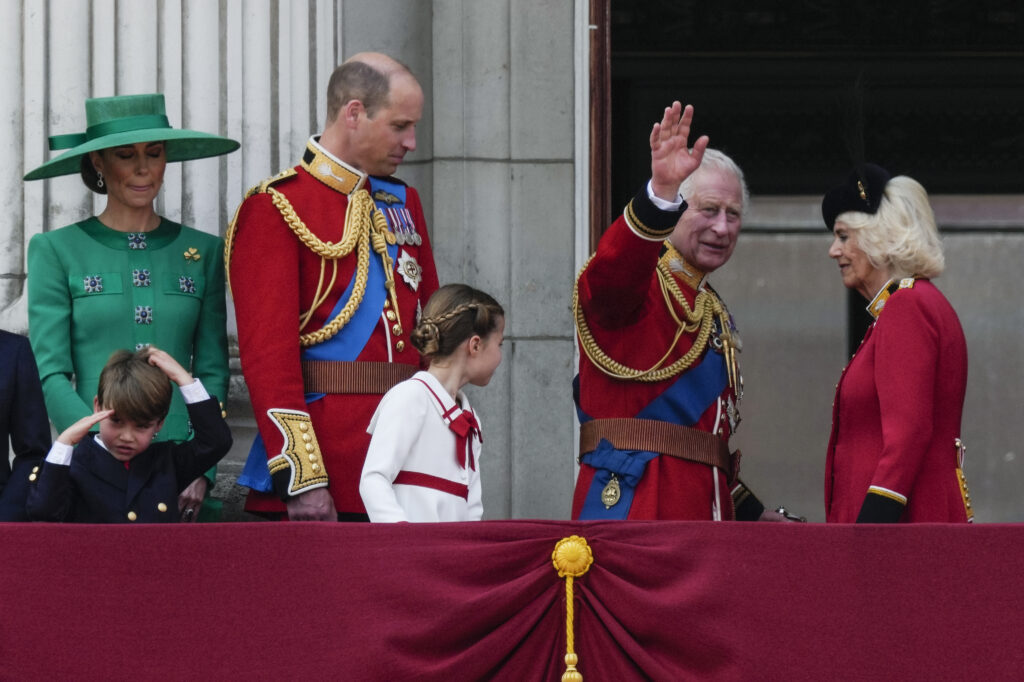 Ο «καβαλάρης» Κάρολος, οι απίστευτες γκριμάτσες του Λούις και το πλήθος Βρετανών τουριστών στα 78α γενέθλια του βασιλιά