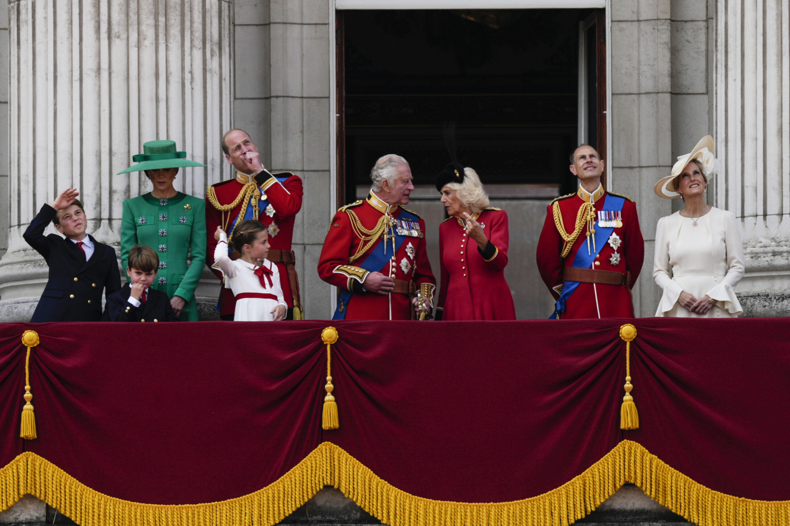 Ο «καβαλάρης» Κάρολος, οι απίστευτες γκριμάτσες του Λούις και το πλήθος Βρετανών τουριστών στα 78α γενέθλια του βασιλιά