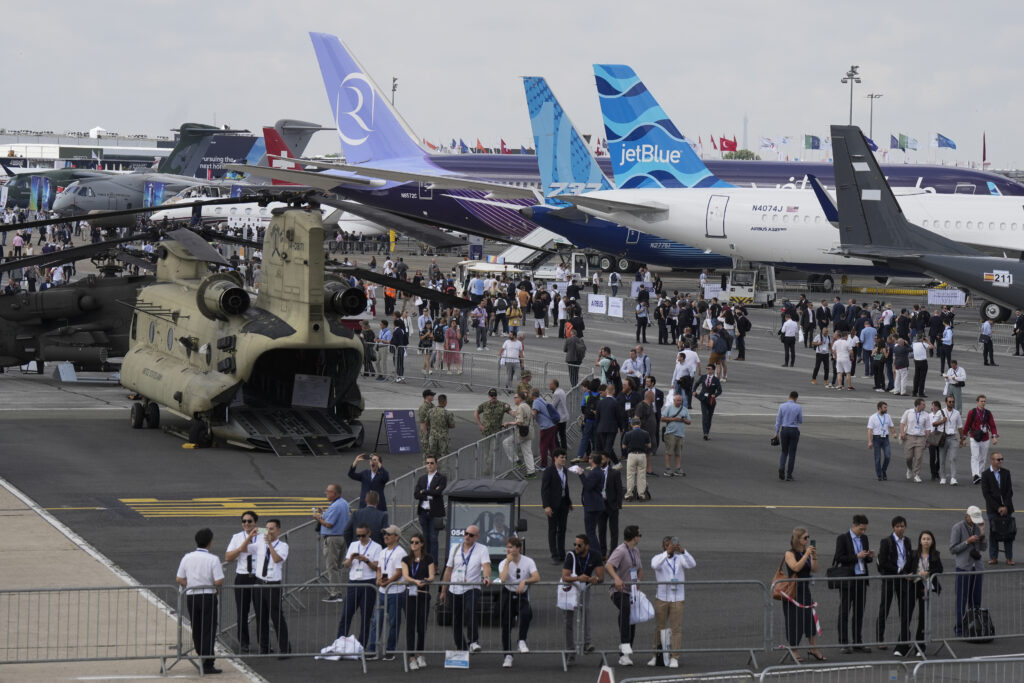 “Paris AirShow 2023”: Εντυπωσιακά αεροσκάφη «σκίζουν τους αιθέρες» στο Παρίσι – Φωτογραφίες και βίντεο