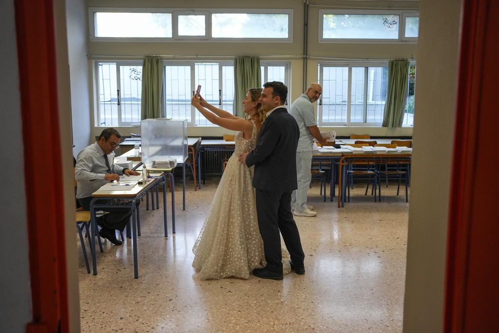 Με το νυφικό στην κάλπη – Νεόνυμφοι πήγαν να ψηφίσουν μετά το γαμήλιο γλέντι