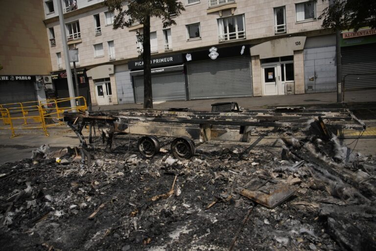 Γαλλία: Συγκρούσεις σε πορεία για τον 17χρονο που σκοτώθηκε από αστυνομικό – Απαγόρευση κυκλοφορίας σε προάστιο